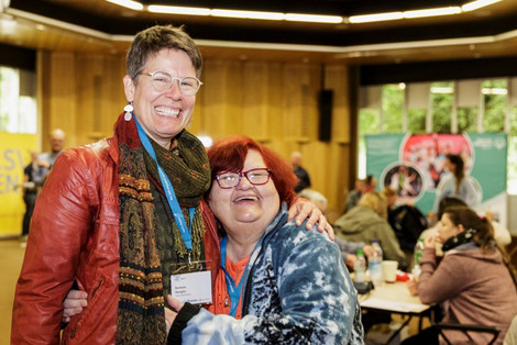 Selbst-Vertreterin Sigrid Salzmann von der Lebenshilfe Erlangen (rechts) mit Referentin Barbara Dengler vom Lebenshilfe-Landesverband. (Foto: lagfa)