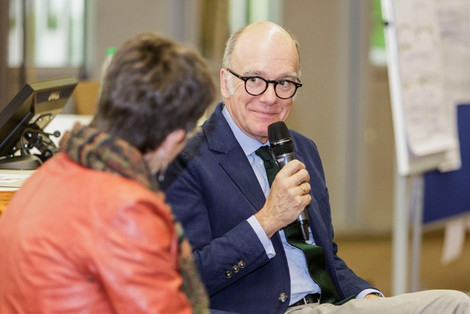 Der Amtschef des Sozialministeriums, Dr. Markus Gruber, im Gespräch mit Barbara Dengler. (Foto: lagfa)