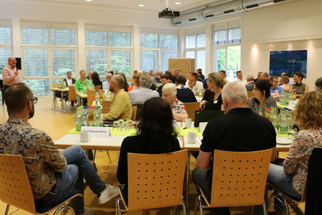 Landesgeschäftsführer Dr. Jürgen Auer (links) eröffnet das AG-Treffen in der Landesgeschäftsstelle (Foto: LHB - Anita Sajer)