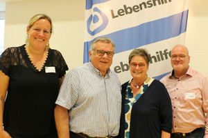 Freuen sich über das weiterhin große Interesse: Die stellvertretenden Landesvorsitzenden Hildegard Metzger (2. von rechts) und Gerhard John (2. von links) mit Dr. Jürgen Auer und Sabine Klotz (Foto: LHB - Anita Sajer)