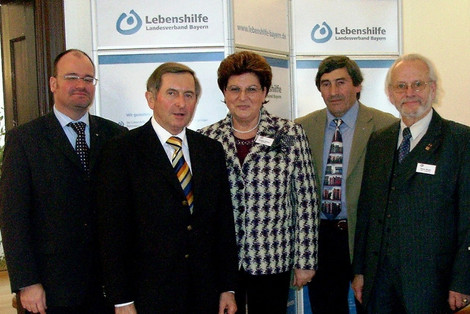 Landesversammlung 2005 (von links): Dr. Jürgen Auer, der damalige Landtagspräsident Alois Glück, Barbara Stamm, Nikolaus Schratzenstaller und Klaus Meyer (Foto: LHB - Anita Sajer)