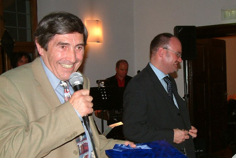 Der damalige stellvertretende Landesvorsitzende Nikolaus Schratzenstaller (links) mit Landesgeschäftsführer Dr. Jürgen Auer bei seiner Verabschiedung aus dem Landesvorstand im November 2005 (Foto: LHB - Anita Sajer)